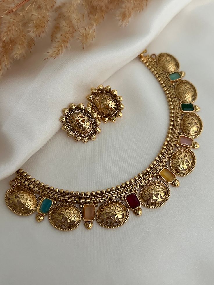 antique and traditional choker set in gold jewellery