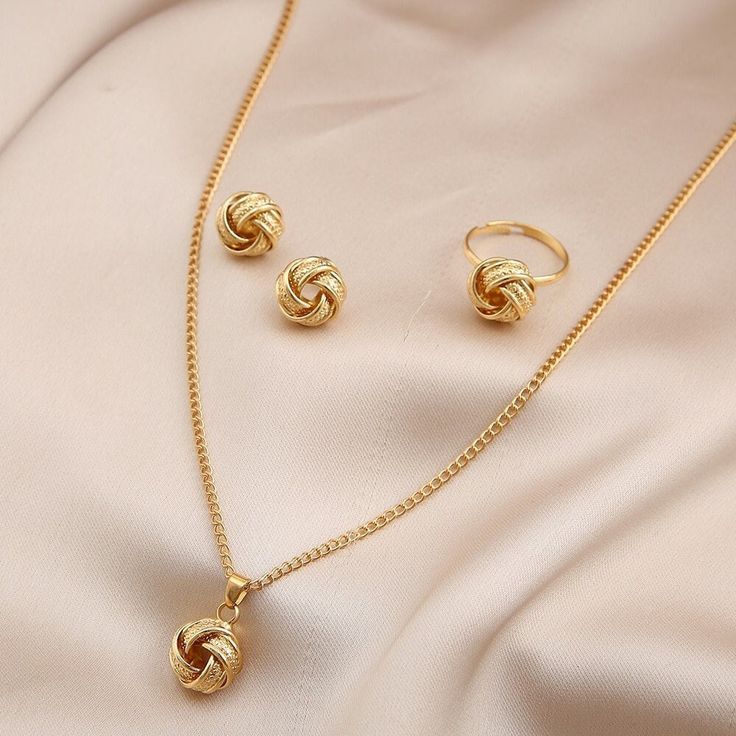 simple and luxurious unique chain set for daily wear